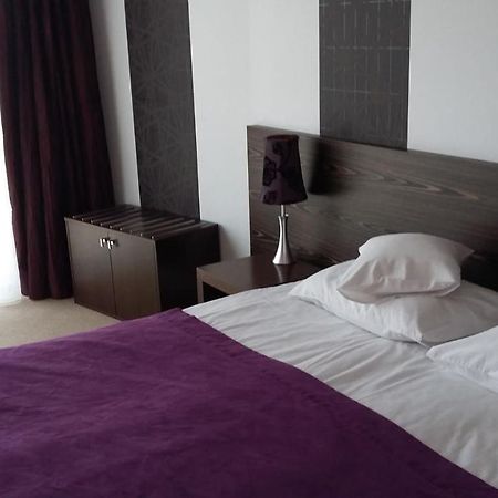 Hotel เนียโปโลมิเซ ภายนอก รูปภาพ
