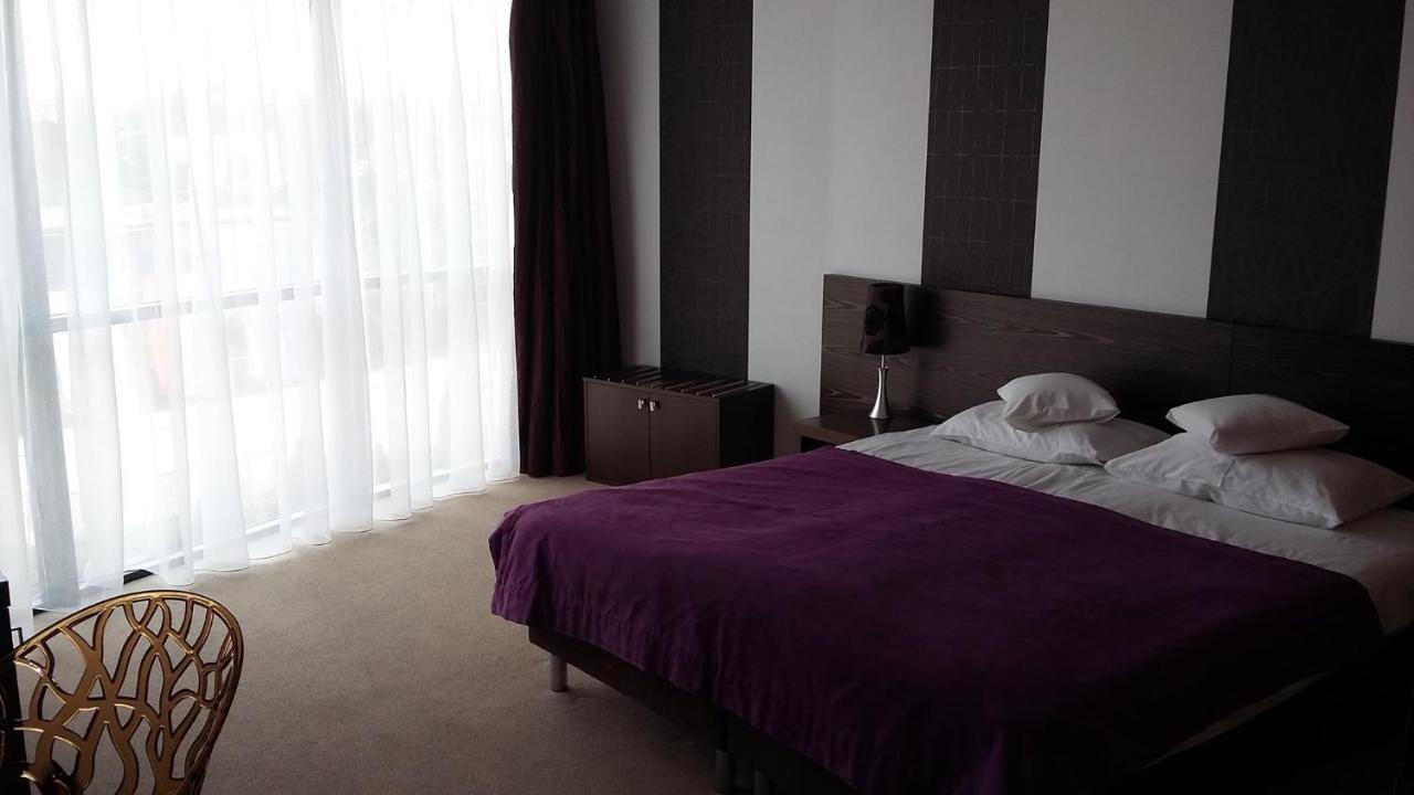 Hotel เนียโปโลมิเซ ภายนอก รูปภาพ