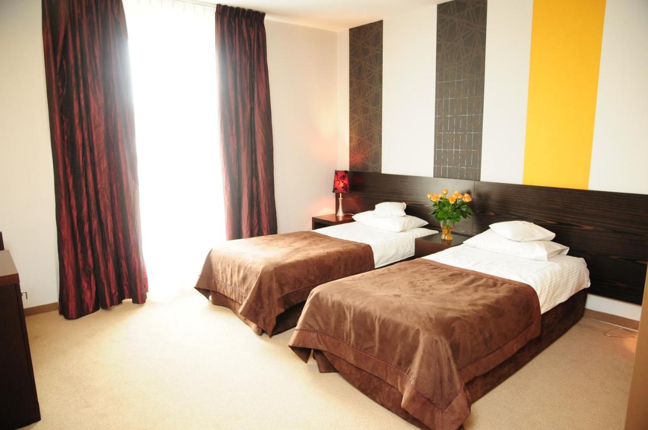 Hotel เนียโปโลมิเซ ภายนอก รูปภาพ
