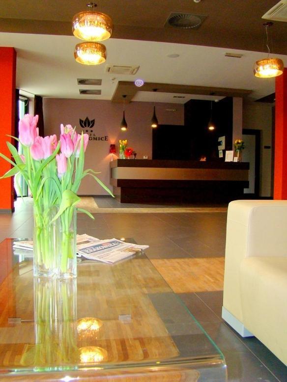 Hotel เนียโปโลมิเซ ภายนอก รูปภาพ