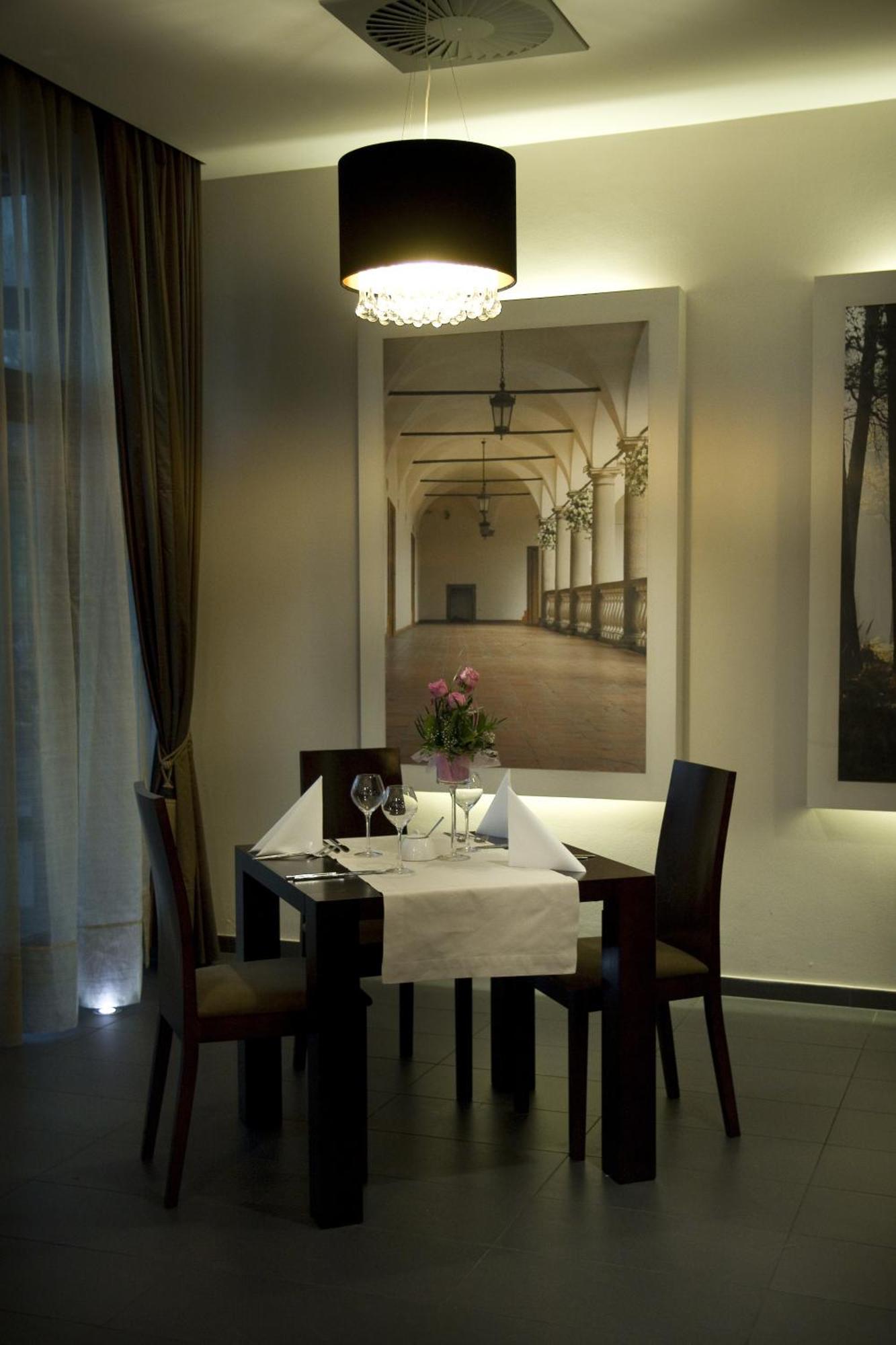 Hotel เนียโปโลมิเซ ภายนอก รูปภาพ