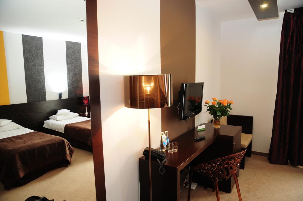 Hotel เนียโปโลมิเซ ภายนอก รูปภาพ