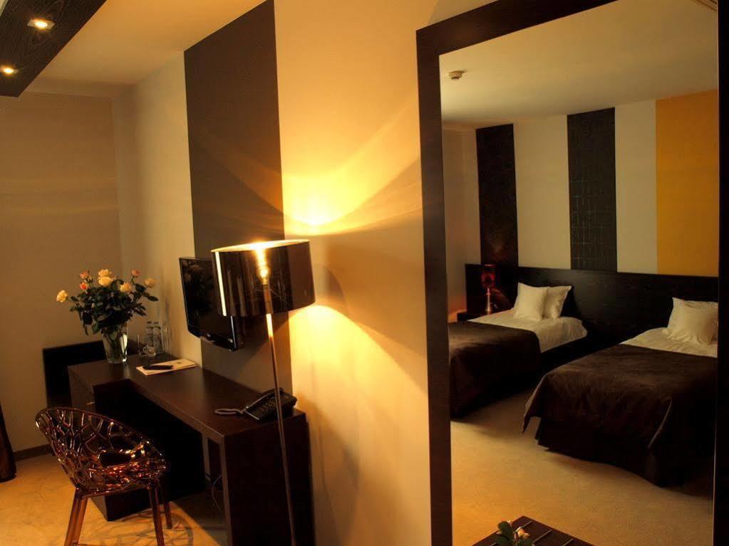 Hotel เนียโปโลมิเซ ภายนอก รูปภาพ