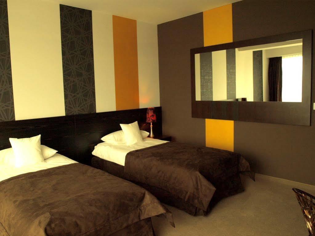 Hotel เนียโปโลมิเซ ภายนอก รูปภาพ