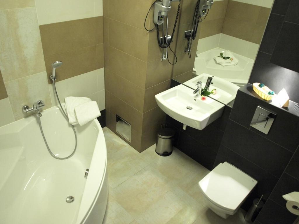 Hotel เนียโปโลมิเซ ห้อง รูปภาพ
