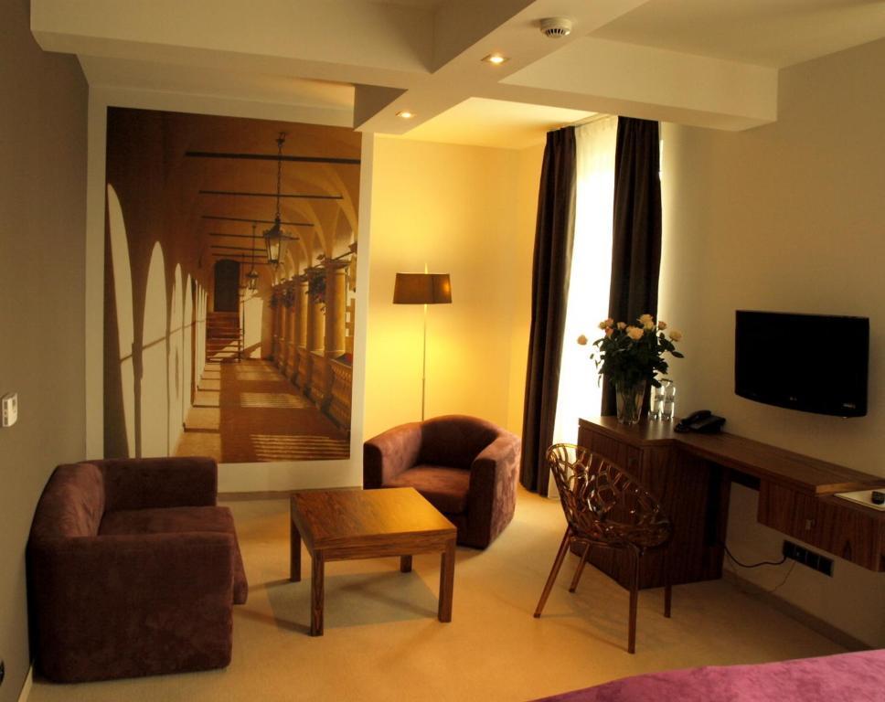 Hotel เนียโปโลมิเซ ห้อง รูปภาพ
